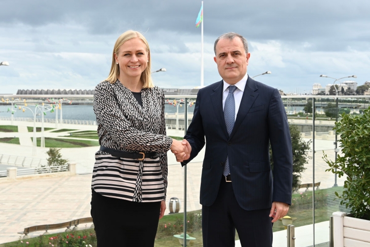 Ceyhun Bayramov Elina Valtonenlə görüşüb