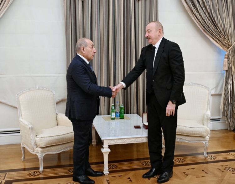 İlham Əliyev Yaqub Eyyubova “İstiqlal” ordenini təqdim edib