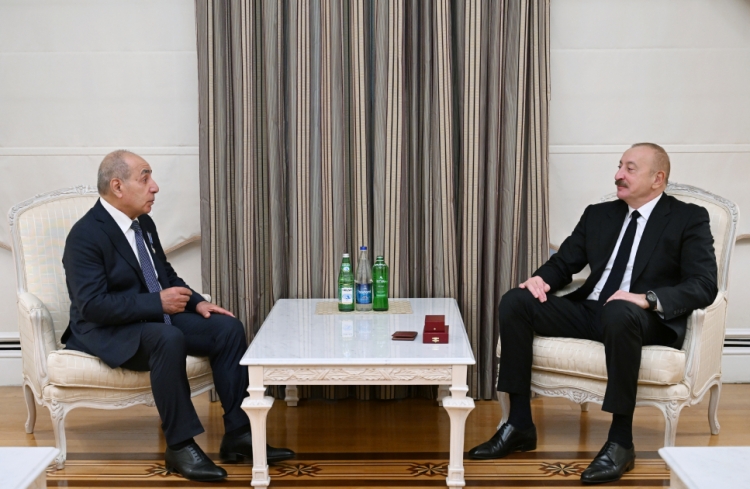 İlham Əliyev Yaqub Eyyubova “İstiqlal” ordenini təqdim edib