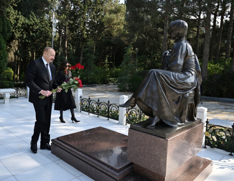 Prezidentlə birinci xanım Heydər Əliyevin məzarını və Şəhidlər Xiyabanını ziyarət ediblər