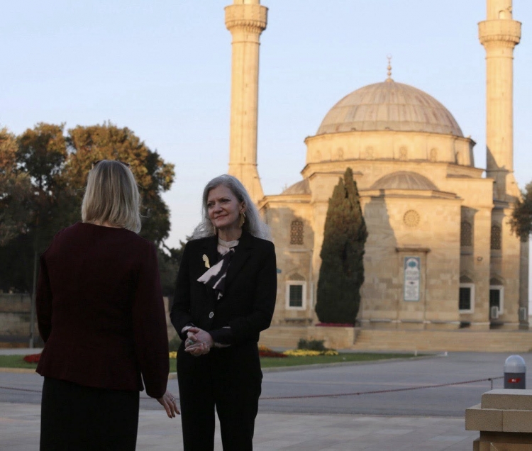 Allison Huker Bakıdadır -
