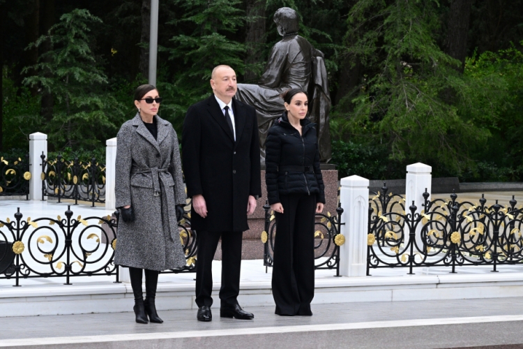 Prezident və birinci xanım Heydər Əliyevin məzarını ziyarət ediblər -