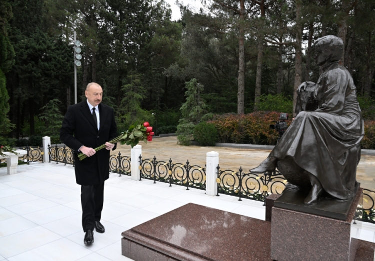 Prezident və birinci xanım Heydər Əliyevin məzarını ziyarət ediblər -