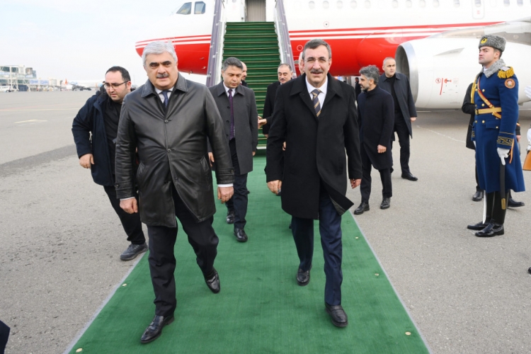 Cevdet Yılmaz Azərbaycana gəlib -