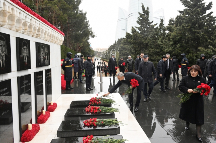 Dövlət və hökumət rəsmiləri Şəhidlər Xiyabanını ziyarət ediblər