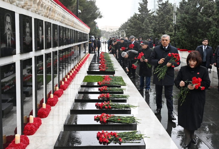Dövlət və hökumət rəsmiləri Şəhidlər Xiyabanını ziyarət ediblər