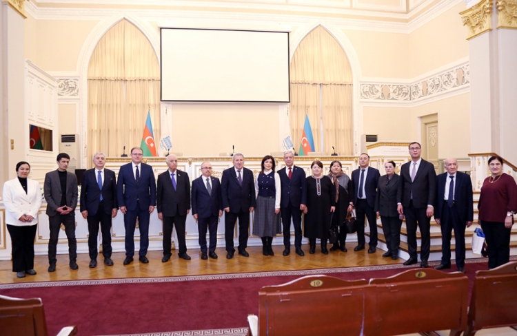  “Yaşayan Əlişir Nəvai”