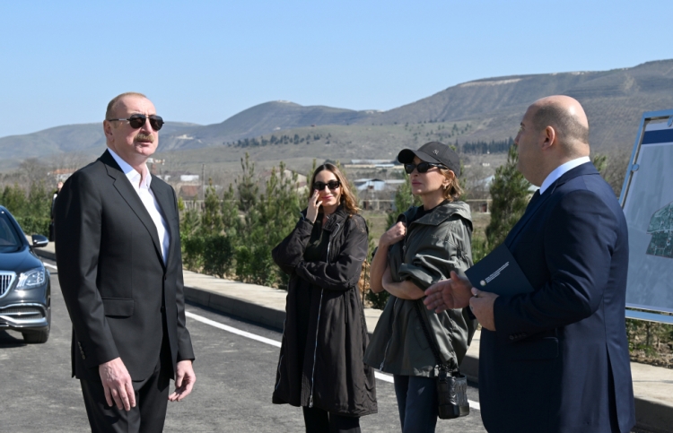 Prezident Xocavənd kəndində sakinlərlə söhbətləşib -