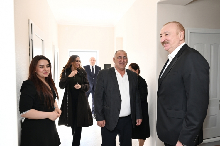 Prezident Xocavənd kəndində sakinlərlə söhbətləşib -
