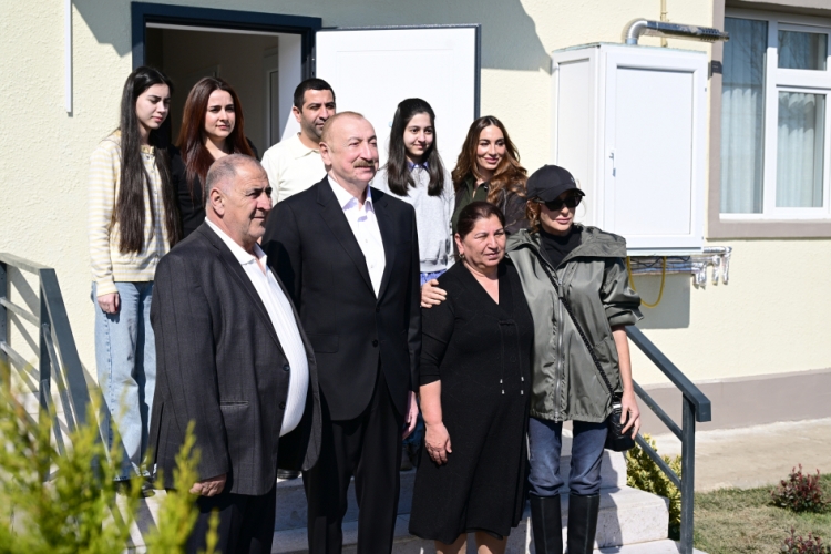 Prezident Xocavənd kəndində sakinlərlə söhbətləşib -