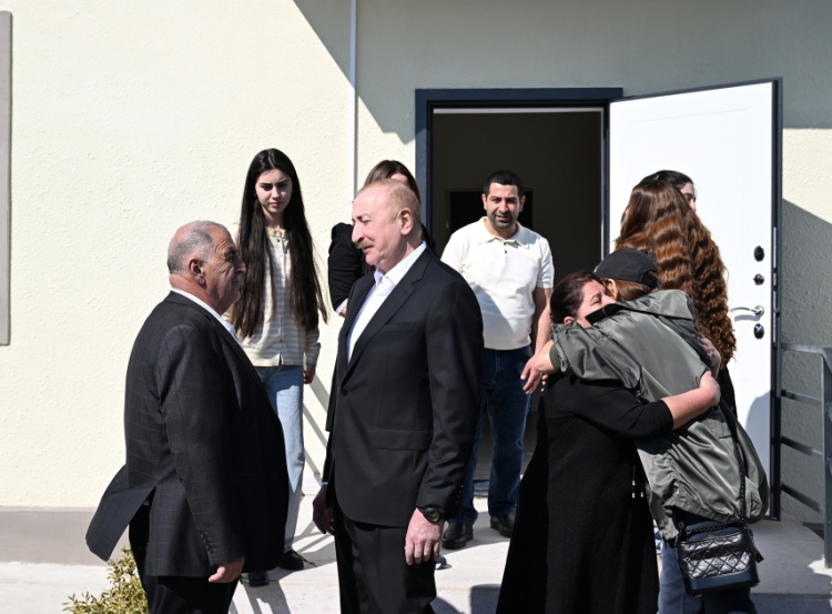 Prezident Xocavənd kəndində sakinlərlə söhbətləşib -