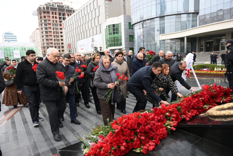 Xalq soyqırımı qurbanlarını anır -