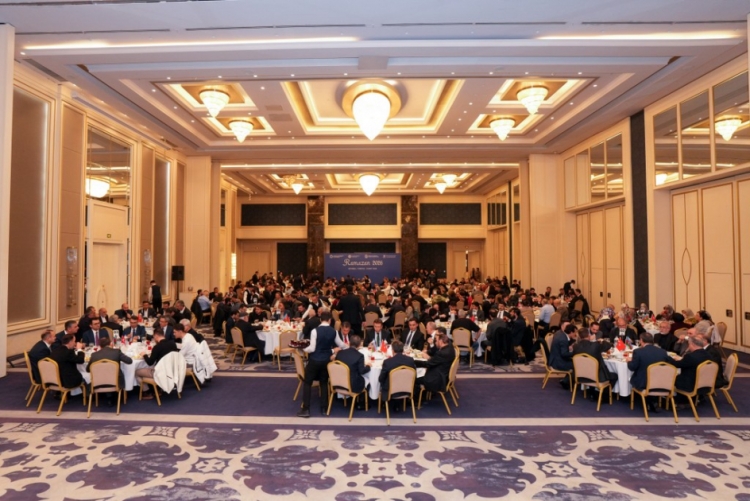 İstanbulda azərbaycanlılar üçün iftar süfrəsi açılıb -