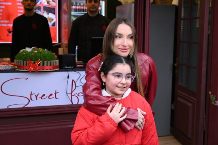 Alena Əliyeva Novruz yarmarkasını ziyarət edib -