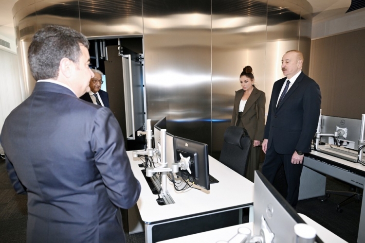 Prezident Milli Aviasiya Akademiyasında açılışda olub -