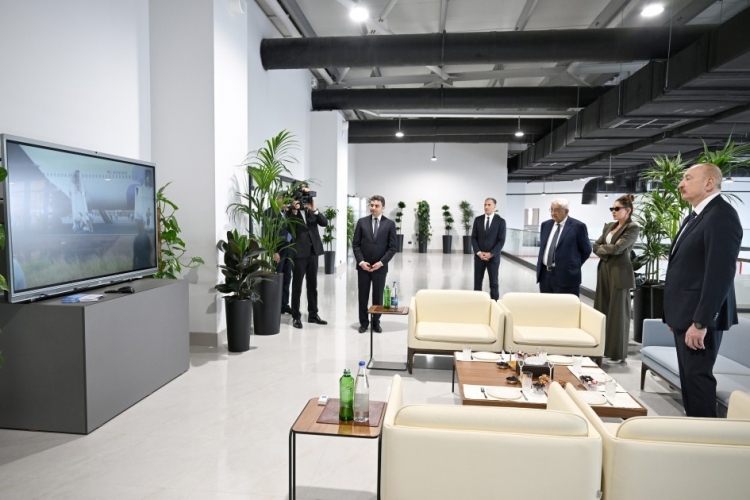 Prezident Milli Aviasiya Akademiyasında açılışda olub -