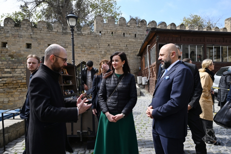 İnqa Ruqiniene İçərişəhərdə -