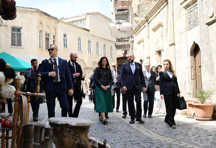 İnqa Ruqiniene İçərişəhərdə -