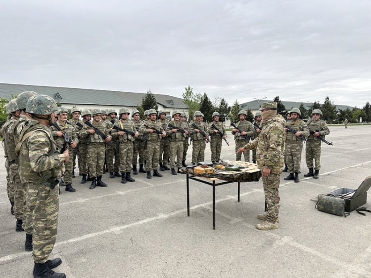 Hərbi vəzifəlilərlə keçirilən təlim toplanışı başa çatıb