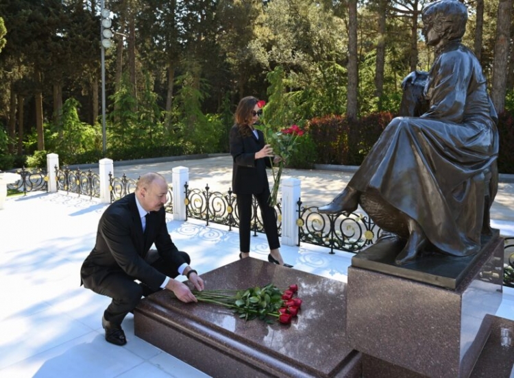 İlham Əliyev və birinci xanım Ulu Öndər Heydər Əliyevin məzarını ziyarət edib