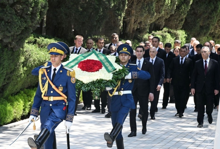 Berdiməhəmmədov Heydər Əliyevin məzarını ziyarət edib -