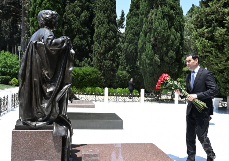 Berdiməhəmmədov Heydər Əliyevin məzarını ziyarət edib -