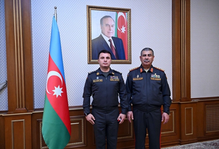 Müdafiə naziri yeni generallara rütbələrini təqdim edib -