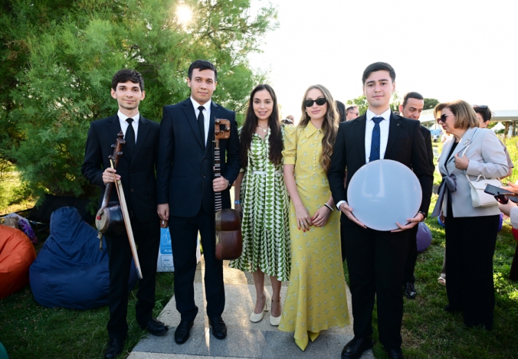 Leyla Əliyeva və Alona Əliyeva Xeyirxahlıq Festivalında iştirak ediblər