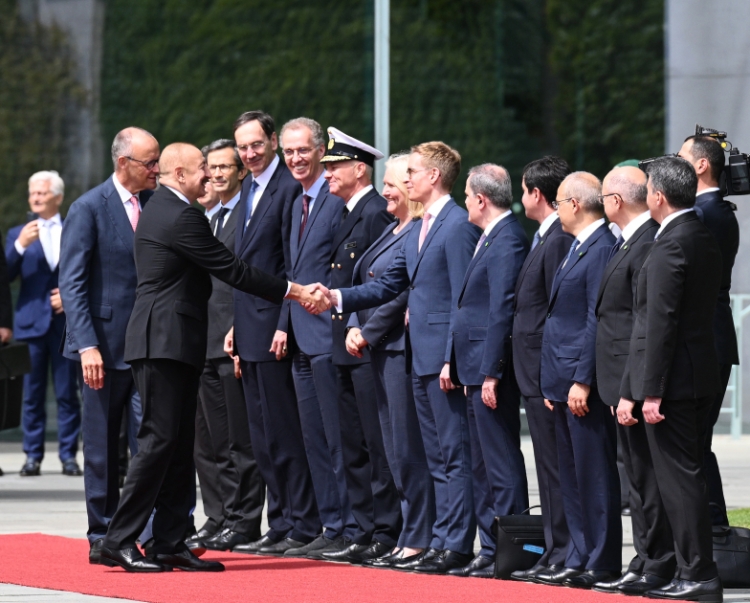 İlham Əliyevin Berlində rəsmi qarşılanma mərasimi keçirilib